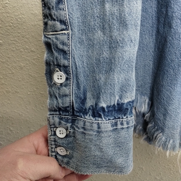 Lucky Brand Button Up Raw Hem Chambray Shirt Women's Size Small - Picture 3 of 8